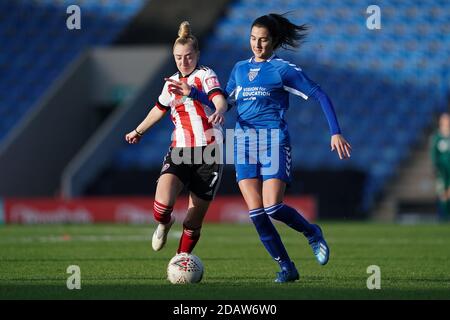 Jade Pennock von Sheffield United und Lauren Briggs von Durham (rechts) kämpfen während des FA Women's Championship Matches beim Chesterfield FC um den Ball. Stockfoto