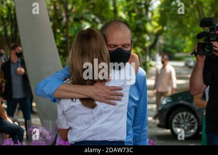 Sao Paulo, Sao Paulo, Brasilien. November 2020. (INT) Wahlen in Sao Paulo : Gouverneur von Sao Paulo Stimmen. 15. November 2020, Sao Paulo, Brasilien: Gouverneur von Sao Paulo, Joao Doria geht zu seinem Wahllokal, begleitet von seiner Frau Bia und dem aktuellen Bürgermeister von Sao Paulo, Bruno Covas, der die Abstimmung an St. Paul's College in Jardim Paulista folgt.Kredit: Leco Viana /Thenews2 Kredit: Leco Viana/TheNEWS2/ZUMA Wire/Alamy Live News Stockfoto
