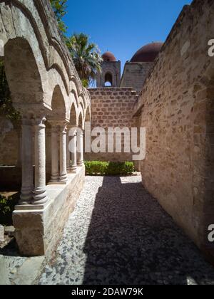 Palermo, Italien, juli 2020. Der Kreuzgang der UNESCO 'Chiesa di San Giovanni degli Eremiti' eine alte arabisch-normannische Kirche Stockfoto