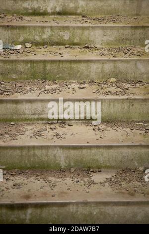 Betontreppe in einem verlassenen Wohnhaus Stockfoto