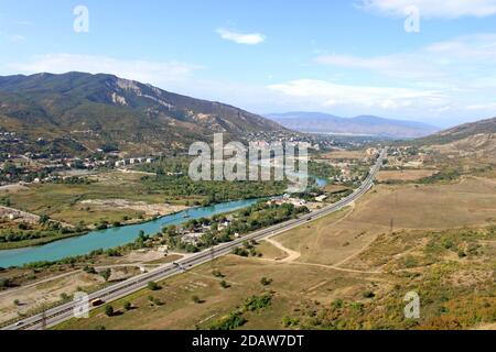 Straße in der Nähe von Mzcheta, Georgia Stockfoto