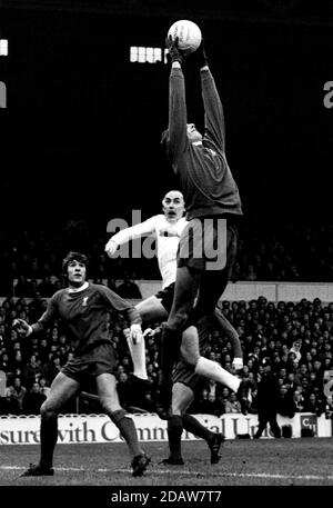 Datei Foto vom 25-11-1972 von Liverpooler Torhüter Ray Clemence fängt den Ball vor Tottenham Hotspur's Alan Gilzean. Stockfoto