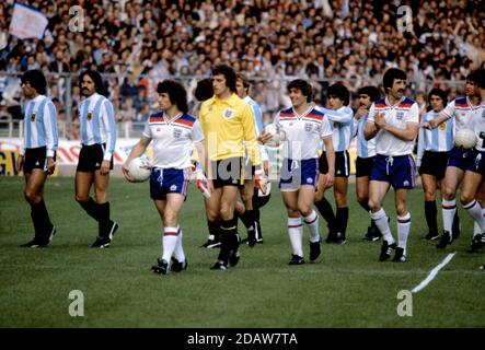 Datei Foto vom 13-05-1980 die Englands (links-rechts) Kevin Keegan, Ray Clemence, Kenny Sansom und David Johnson gehen zum Freundschaftssieg gegen die Weltmeister Argentinien auf das Spielfeld in Wembley. Stockfoto