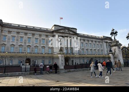 Buckingham Palace, London, Großbritannien. November 2020. Lockdown Two: Einige Leute sind in London draußen. Kredit: Matthew Chattle/Alamy Live Nachrichten Stockfoto