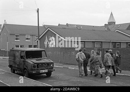 Ausgebrannter Van und Wandgemälde, Shankill Road Area, Carlow Street, April 1986, Belfast, Nordirland Stockfoto