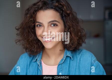Nahaufnahme Porträt von schönen lächelnden jungen Frau Blick auf die Kamera zu Hause. Stockfoto