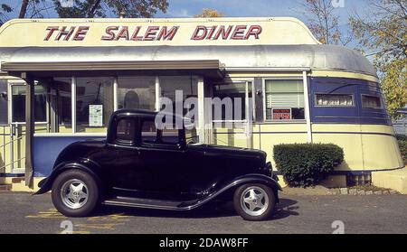 1932 Ford Modell B Hotrod. Außerhalb eines Restaurants in Salem, Massachusetts, USA Stockfoto