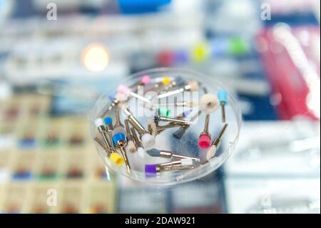 Set von Zahnbürsten zum Polieren von Füllungen . Medizinische zahnärztliche Werkzeuge Nahaufnahme in der Zahnarztpraxis . Stockfoto