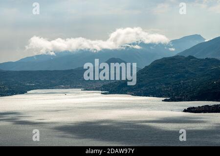 Lago di Garda, Luftaufnahme des Gardasees, lombardische Küste, vom Monte Baldo aus gesehen, Venetien, Italien, Südeuropa. Stockfoto