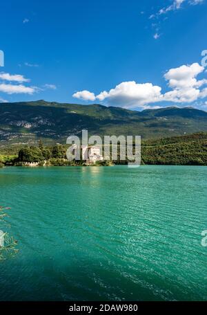 Toblinosee mit dem mittelalterlichen Schloss, kleiner Alpensee in Trentino-Südtirol, Madruzzo, Italien, Europa Stockfoto