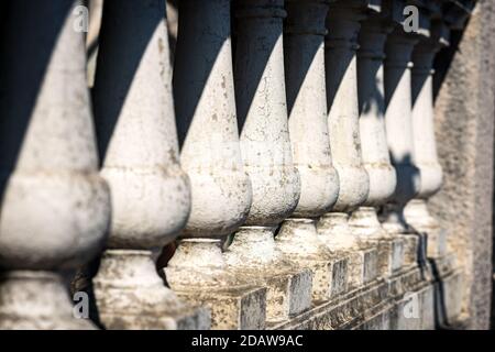 Nahaufnahme einer alten Balustrade in White Stone, abnehmende Perspektive und selektiver Fokus. Italien, Europa Stockfoto