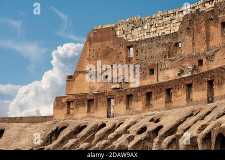 Nahaufnahme des Kolosseums von Rom am blauen Himmel mit Wolken (Amphitheatrum Flavium 72 a. D.), UNESCO-Weltkulturerbe. Latium, Italien, Europa. Stockfoto