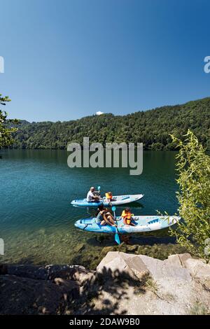 Familie mit zwei Kindern auf zwei Kajaks im schönen Levico-See im Valsugana (Suganatal), Trentino-Südtirol, Italien, Europa Stockfoto