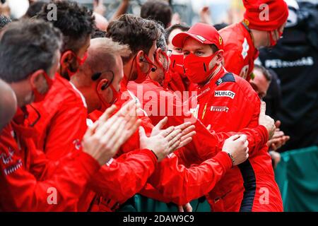 15. November 2020, Istanbul Park Circuit, Istanbul, Formel 1 DHL Turkish Grand Prix 2020, auf dem Bild Sebastian Vettel (GER # 5), Scuderia Ferrari feiert seinen dritten Platz mit seinen Mechanikern Stockfoto