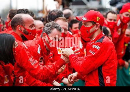 15. November 2020, Istanbul Park Circuit, Istanbul, Formel 1 DHL Turkish Grand Prix 2020, auf dem Bild Sebastian Vettel (GER # 5), Scuderia Ferrari feiert seinen dritten Platz mit seinen Mechanikern Stockfoto