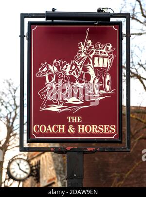 Traditionelles hängendes Pub-Schild am Coach and Horses Public House, High Street, Stevenage, Hertfordshire, England, Großbritannien Stockfoto