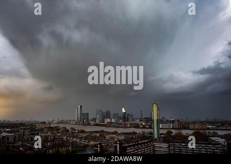 London, Großbritannien. November 2020. UK Wetter: Massive Regenwolken sammeln sich am Nachmittag über East London und Canary Wharf Gebäuden. Kredit: Guy Corbishley/Alamy Live Nachrichten Stockfoto