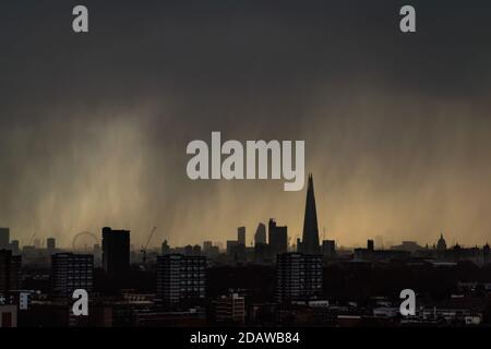 London, Großbritannien. November 2020. UK Wetter: Ein massiver Regensturm am Nachmittag fegt dunkle und dramatische Wolken über die Stadt. Kredit: Guy Corbishley/Alamy Live Nachrichten Stockfoto