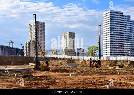 Vibrierender Hydraulikhammer. Hydraulisch angetriebener Freifallhammer für Schlagantrieb von Stahlrohren, Balken, Blechstapeln, Betonfertigteilen und tim Stockfoto