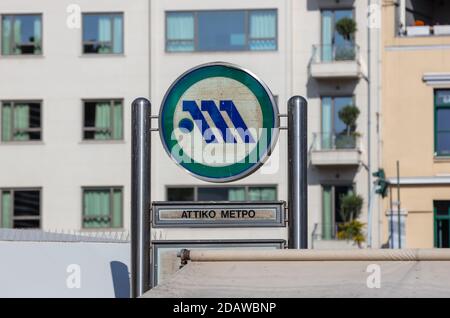 Athen, Griechenland. 10. November 2020. Monastiraki Platz, Attiko Metro Eingang. U-Bahn-Station Schild Logo auf Edelstahl Plole. Stockfoto