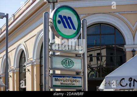 Athen, Griechenland. 10. November 2020. Monastiraki Platz, Attiko Metro Eingang. U-Bahn-Station Schild Logo auf Edelstahl Plole. Stockfoto