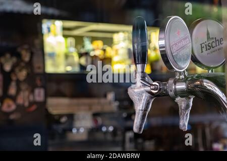 Athen, Griechenland. 12. November 2020. Bierzapfhahn geschlossen Nahaufnahme, Pub geschlossen, covid 19 Lockdown. Maßnahmen zur Prävention von Coronavirus-Pandemievorsorge Stockfoto