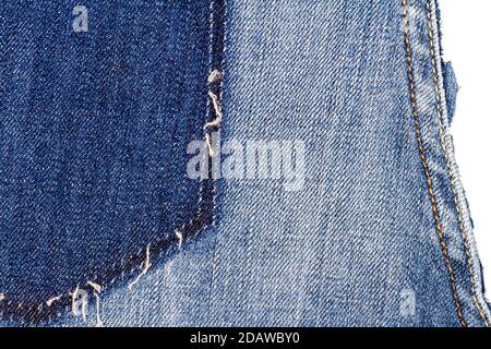 Stück blaue Jeans Stoff mit einem Riss der Gesäßtasche auf weißem Hintergrund. Grobe unebenen Kanten. Denim abgerissen. Stockfoto