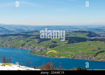 Para Flugzeug fliegen in den Schweizer Alpen über den See Bei Tageslicht in der Nähe von Zürich Stockfoto