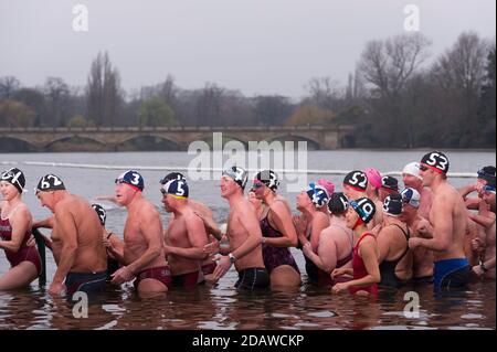 Mitglieder des Serpentine Swimming Club, der am „Peter Pan Cup“ Christmas Morning Handicap Swimming Race teilnimmt, The Serpentine, Hyde Park, London, Großbritannien. Dezember 2009, 25 Stockfoto