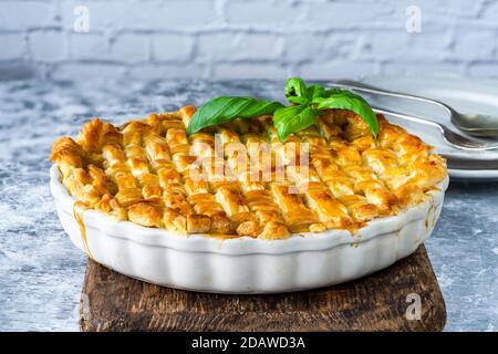 Hähnchen- und Speckkuchen mit Blätterteig Stockfoto