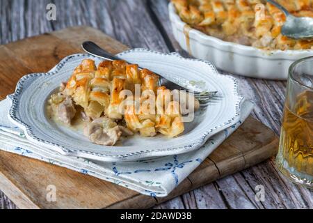 Hähnchen- und Speckkuchen mit Blätterteig Stockfoto