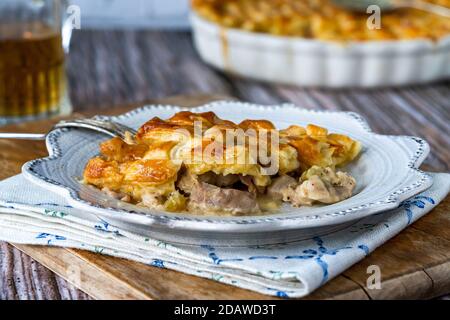 Hähnchen- und Speckkuchen mit Blätterteig Stockfoto