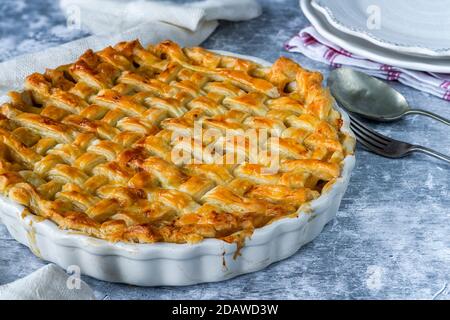 Hähnchen- und Speckkuchen mit Blätterteig Stockfoto