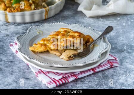 Hähnchen- und Speckkuchen mit Blätterteig Stockfoto