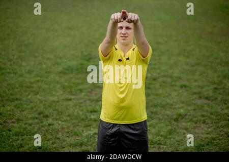 Schiedsrichter geht beobachten VAR oder Verletzung der Regeln. Konzept des Sports, Regelverletzung, abseits. Stockfoto