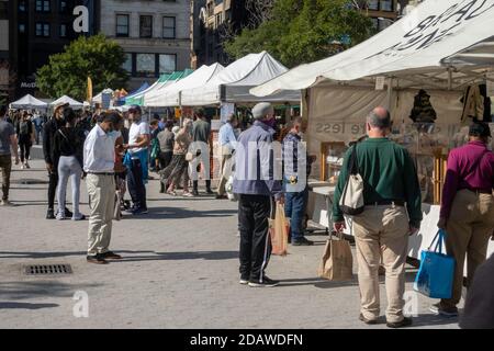 Einkäufer im Union Square Greenmarket, NYC, USA Stockfoto