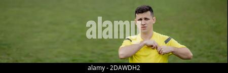 Fußballschiedsrichter, um eine gelbe Karte zu zeigen Spieler im Fußballstadion Stockfoto