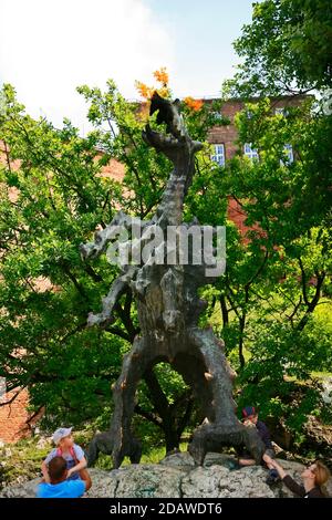 Wawel Drachenskulptur des polnischen Künstlers Bronisław Chromyn vor der Burgmauer. Stockfoto