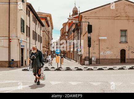 Ein Obdachloser geht in Italien die Straße hinunter Stockfoto