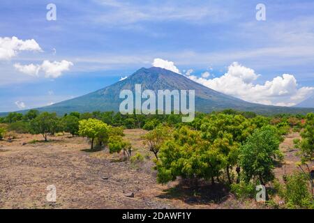 Blick vom Dorf Tulamben auf den Berg Agung. Mount Agung ist ein beliebter Touristenwanderweg und der höchste aktive Vulkan auf Bali, Indonesien. Stockfoto
