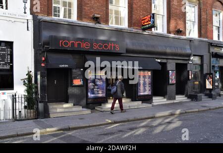 Ein Mann geht am Ronnie Scott's Jazz Club in Soho, London vorbei, der während der zweiten nationalen Sperre in England geschlossen wurde. Stockfoto