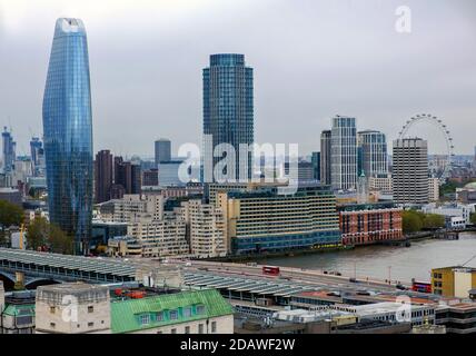 Luftaufnahme der Londoner Skyline von St. Paul's Cathedral mit Sehenswürdigkeiten wie Blackfriars Bridge, One Blackfriars & London Eye. Stockfoto