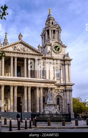 Westeingang zur St. Paul's Cathedral, Church of England berühmtes denkmalgeschütztes Gebäude auf dem höchsten Punkt der City of London. Stockfoto