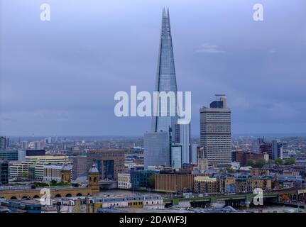 Luftaufnahme von London mit Blick nach Südwesten von St Paul's Cathedral Stone Gallery, einschließlich The Shard. Stockfoto