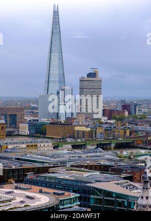 Luftaufnahme von London mit Blick nach Südwesten von St Paul's Cathedral Stone Gallery, einschließlich The Shard. Stockfoto