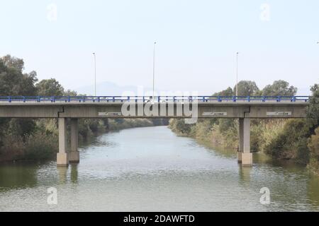 Straßenbrücke über den Guadalhorce Fluss, Málaga, Andalusien, Spanien Stockfoto