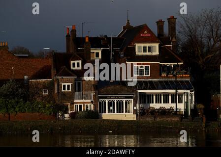 London, Großbritannien. 15. November 2020 The Bell & Crown, Fullers Public House, Chiswick Andrew Fosker / Alamy Live News Stockfoto