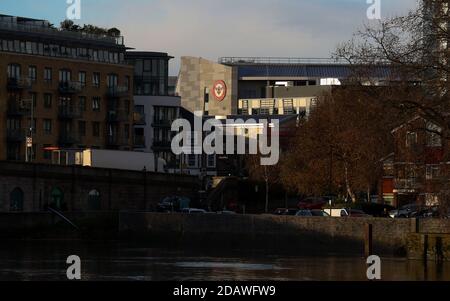 London, Großbritannien. 15. November 2020 Brentford Community Stadium, Heimstadion des Brentford Football Club & London Irish Rugby Union Club sichtbar von der Kew-Seite der Themse Andrew Fosker / Alamy Live News Stockfoto