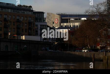 London, Großbritannien. 15. November 2020 Brentford Community Stadium, Heimstadion des Brentford Football Club & London Irish Rugby Union Club sichtbar von der Kew-Seite der Themse Andrew Fosker / Alamy Live News Stockfoto