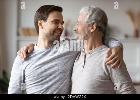Nahaufnahme überglücklich reifen Vater mit erwachsenen Sohn umarmt Stockfoto